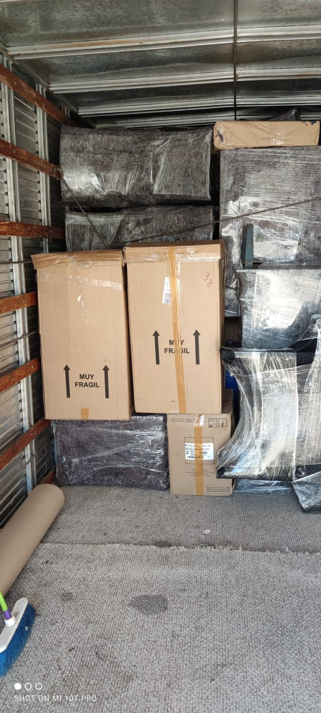Cajas organizadas en camión